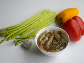 1、芦笋彩椒虾球,材料准备好