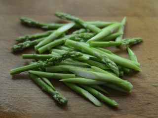 5、芦笋彩椒虾球,芦笋切掉老根，再切成小段