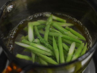 6、芦笋彩椒虾球,放入滚水中焯烫1分钟后捞出