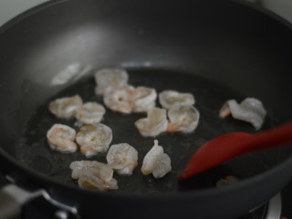 7、芦笋彩椒虾球,锅里倒入少许油，放入虾翻炒