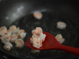 8、芦笋彩椒虾球,炒至虾卷曲变色后盛出