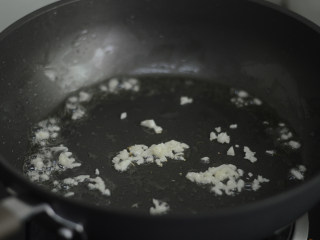 9、芦笋彩椒虾球,用锅里的底油爆香蒜沫