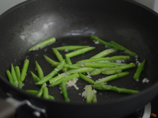 10、芦笋彩椒虾球,接着放入芦笋