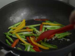 11、芦笋彩椒虾球,再加入红、黄甜椒，翻炒至断生