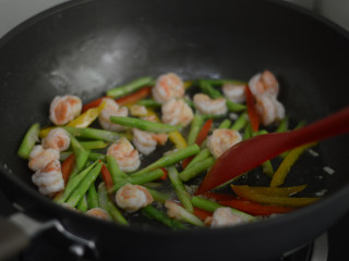 12、芦笋彩椒虾球,再放入虾球翻炒一下