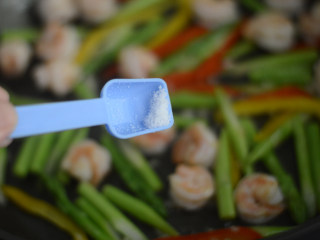 13、芦笋彩椒虾球,调入少许盐即可