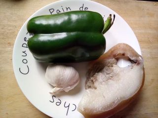 1、家常小炒~青椒炒肉,准备好食材