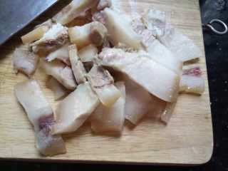 2、家常小炒~青椒炒肉,三层肉切片，我今天用的是熟的三层肉，看起来肥肥的，不过一会煸出油来，吃起来还是不会油腻的。