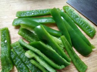 3、家常小炒~青椒炒肉,青椒切条状，切块也可以随自己喜欢