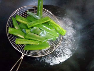 4、家常小炒~青椒炒肉,下锅热水焯1分钟，马上捞起，不宜焯水太久，变软就不好吃