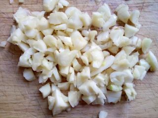 5、家常小炒~青椒炒肉,蒜半颗，去皮切蒜末