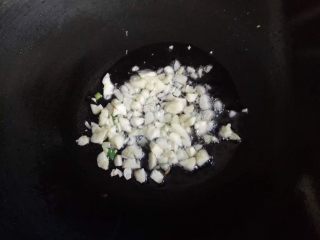 6、家常小炒~青椒炒肉,热锅放油，爆香