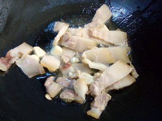 7、家常小炒~青椒炒肉,肉下锅煸炒