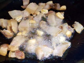 8、家常小炒~青椒炒肉,一会儿就煸出好多油，这样煸好的肉吃起来就不油腻