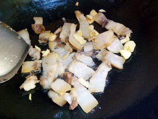 9、家常小炒~青椒炒肉,把多余的油用铲子盛出来