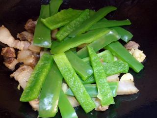 10、家常小炒~青椒炒肉,煸好肉加入青椒