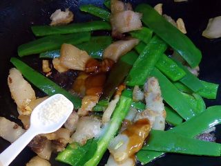 14、家常小炒~青椒炒肉,1勺鸡精