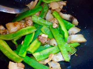 15、家常小炒~青椒炒肉,翻炒均匀