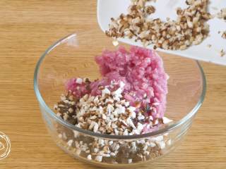 7、12m+彩色饺子(宝宝辅食),猪肉馅、木耳碎、香菇碎、白菜碎放入碗中~