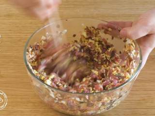 14、12m+彩色饺子(宝宝辅食),顺着一个方向搅打上劲,一定要上劲哦~