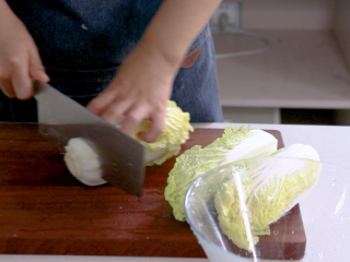 1、酸辣娃娃菜,娃娃菜去除根部