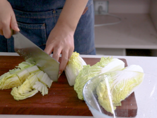 2、酸辣娃娃菜,娃娃菜洗净切块备用