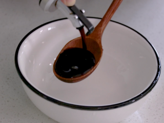 4、酸辣娃娃菜,调个酱汁，生抽两勺