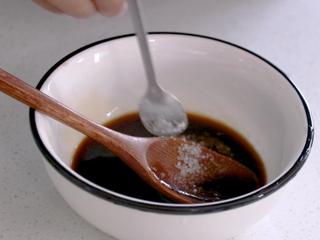 6、酸辣娃娃菜,糖半勺、盐少许