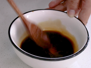 7、酸辣娃娃菜,搅拌均匀