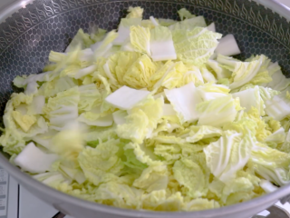 10、酸辣娃娃菜,放入娃娃菜翻炒至变软