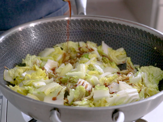 11、酸辣娃娃菜,倒入酱汁，小火翻炒一会