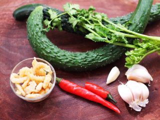 1、海米拌黄瓜,首先备齐所有的食材。
