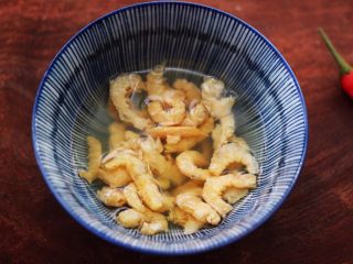 2、海米拌黄瓜,把海米冲洗干净后，放入碗里加入适量清水浸泡一会儿。