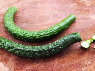 4、海米拌黄瓜,冲洗干净的黄瓜，用刀把两头切去。