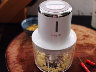 5、海米拌黄瓜,大蒜去皮后，绞碎取出备用。