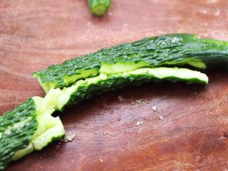 6、海米拌黄瓜,把洗净的黄瓜放到菜板上，用刀拍扁。