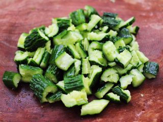 7、海米拌黄瓜,再用刀切成块状。