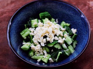 8、海米拌黄瓜,把切块的黄瓜，放入一个大碗里，放入绞碎的大蒜末。