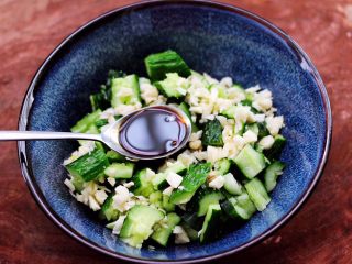 9、海米拌黄瓜,这个时候加入生抽调味。