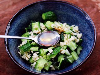 10、海米拌黄瓜,再加入米醋，喜欢酸的可以多放点醋。