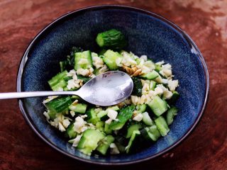 11、海米拌黄瓜,再加入白糖和适量的盐调味。