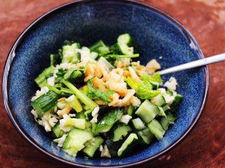 12、海米拌黄瓜,再加入浸泡好的海米。