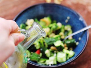 13、海米拌黄瓜,把所有的食材搅拌均匀后，加入香菜和小米辣，再倒入橄榄油。