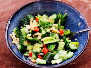 14、海米拌黄瓜,把所有的搅拌均匀即可。