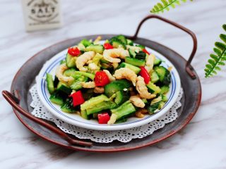 15、海米拌黄瓜,把搅拌均匀的海米拌黄瓜，盛入盘中即可。