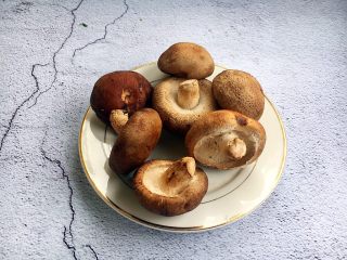 1、开胃健脾 冬笋炒香菇,香菇中还含有30多种酶和18种氨基酸。人体所必需的8中氨基酸中,香菇就含有7种,因此香菇又成为纠正人体酶缺乏症和补充氨基酸的首选食物。