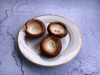 2、开胃健脾 冬笋炒香菇,将香菇洗干净,去掉根蒂。