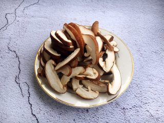 3、开胃健脾 冬笋炒香菇,将香菇切成片。