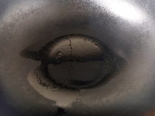 4、开胃健脾 冬笋炒香菇,锅热后放入少许的油。