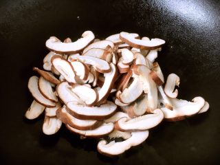 5、开胃健脾 冬笋炒香菇,放入香菇。
